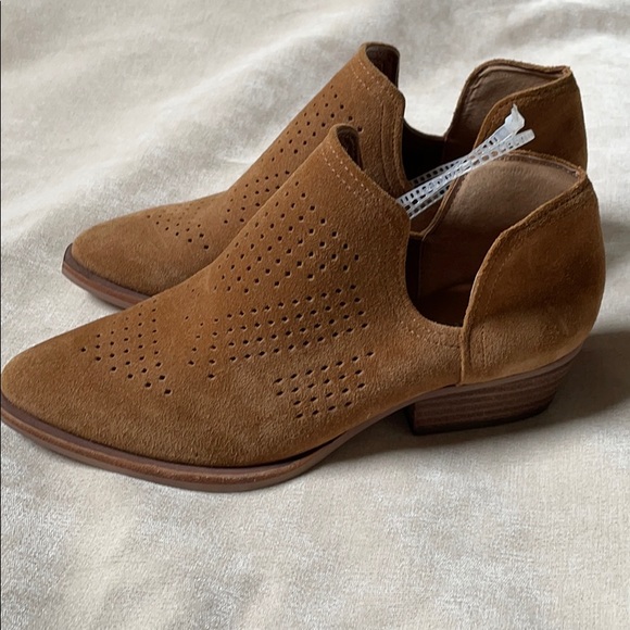 New With Tags Gianni Bini Suede Block Heel Booties - Picture 4 of 6